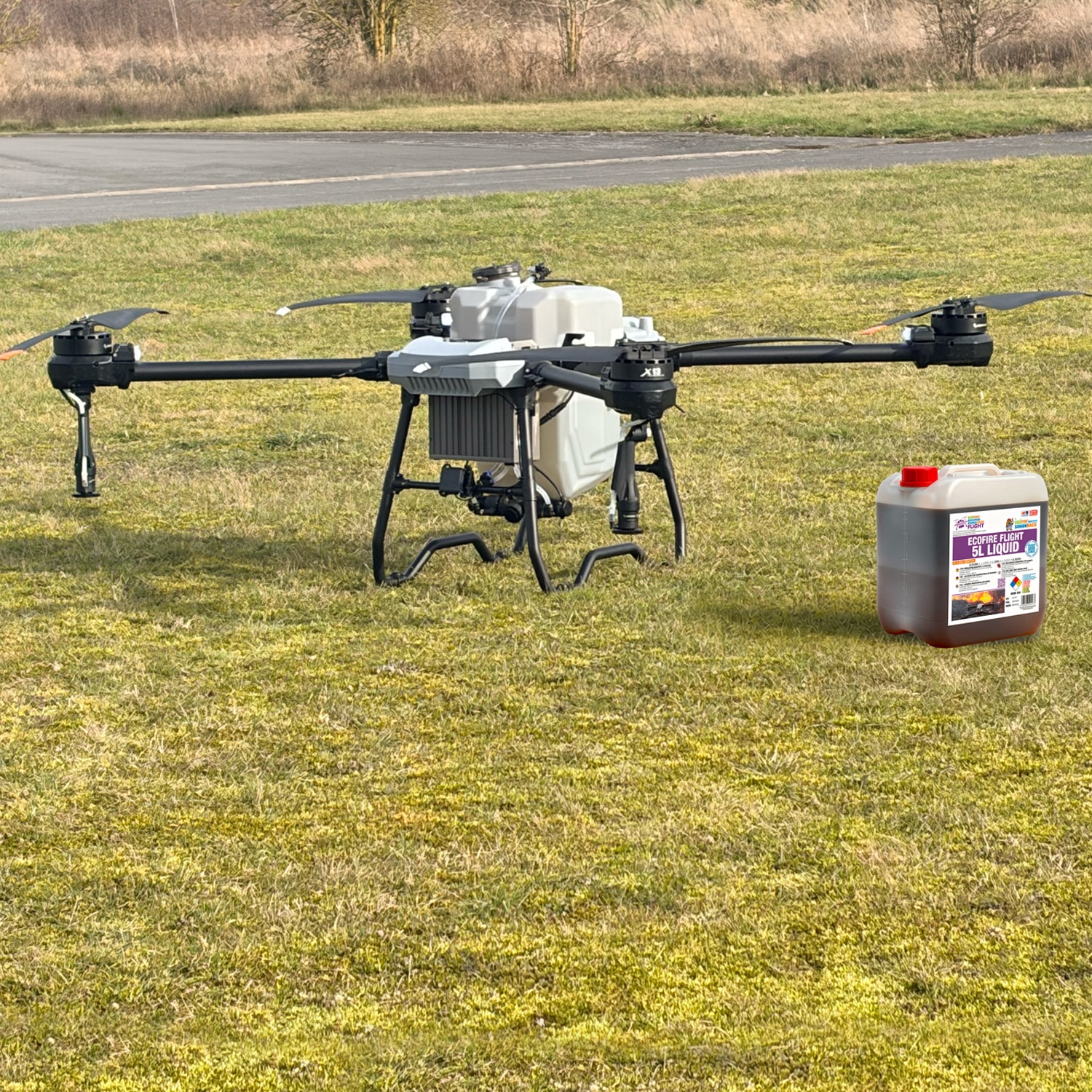 Bidon EcoFire 5 L posé sur le sol à côté d'un drone de pulvérisation