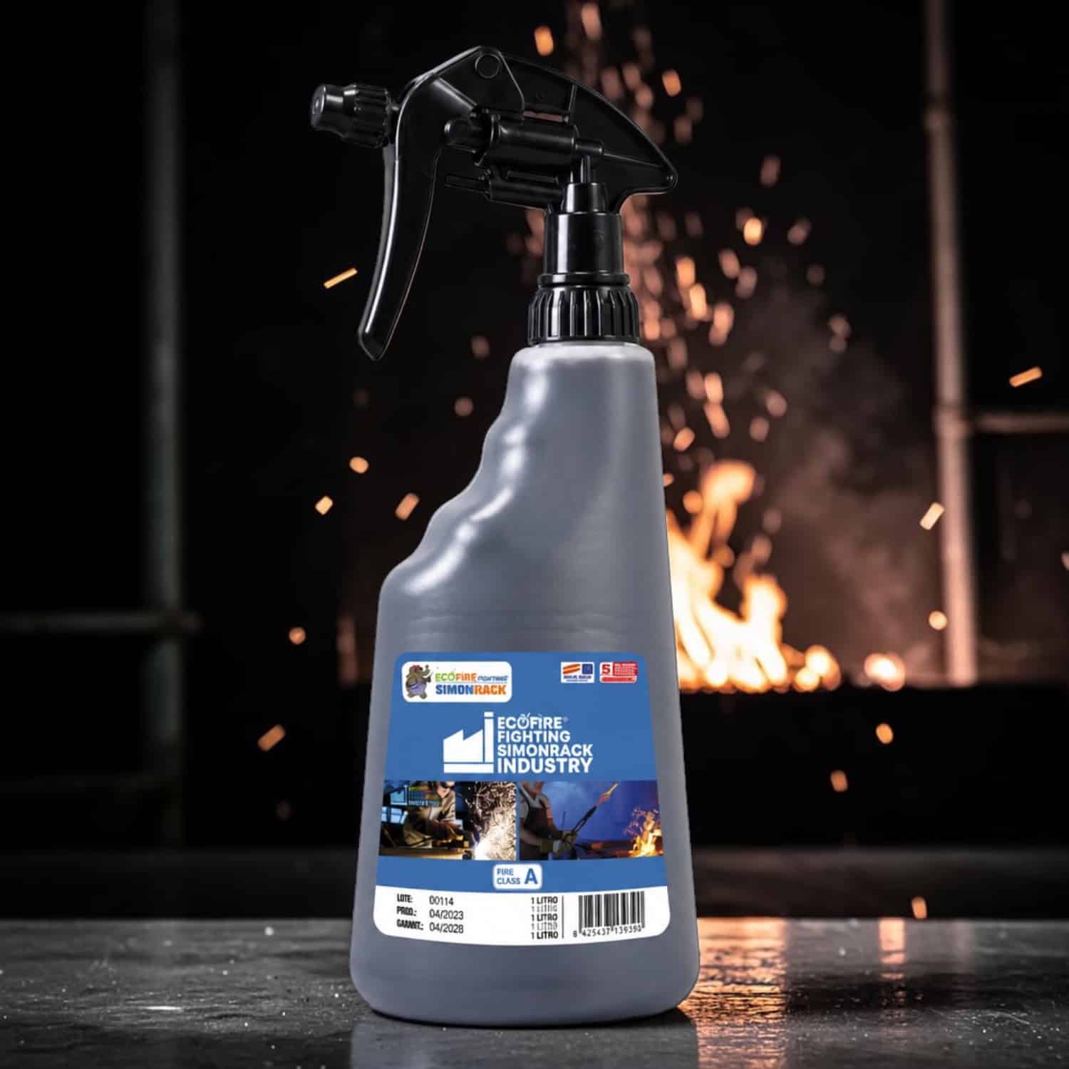 Spray pulvérisateur Ecofire Industry posé sur une table industrielle En fond des flammes
