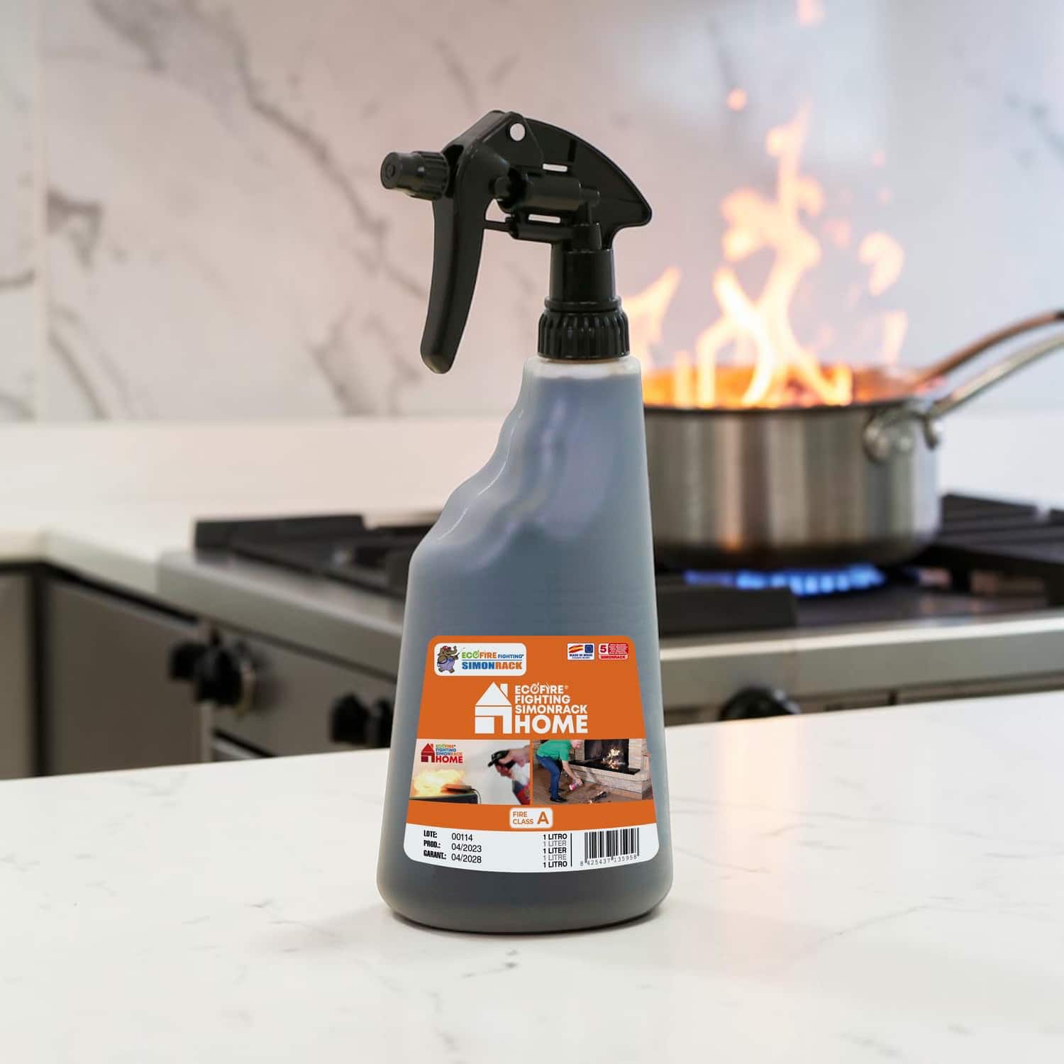 Spray protection incendie, pulvérisateur Ecofire 1 L posé sur un plan de travail de cuisine, en arrière plan une casserole en flamme